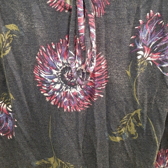 Maurices size 2 sleeveless top flowy V-neck navy blue with purple flowers - Picture 3 of 6